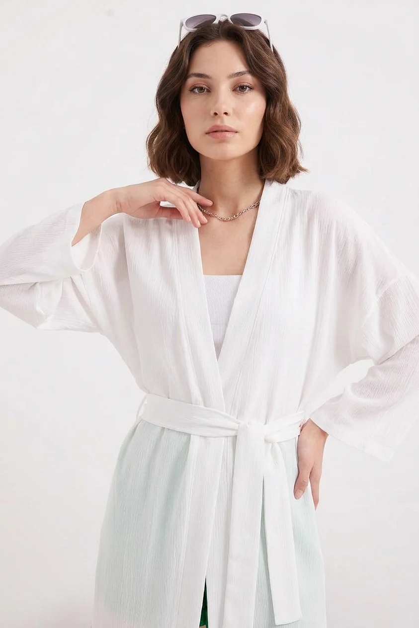 Kadın V Yaka Kuşaklı Yırtmaçlı Beyaz Kimono