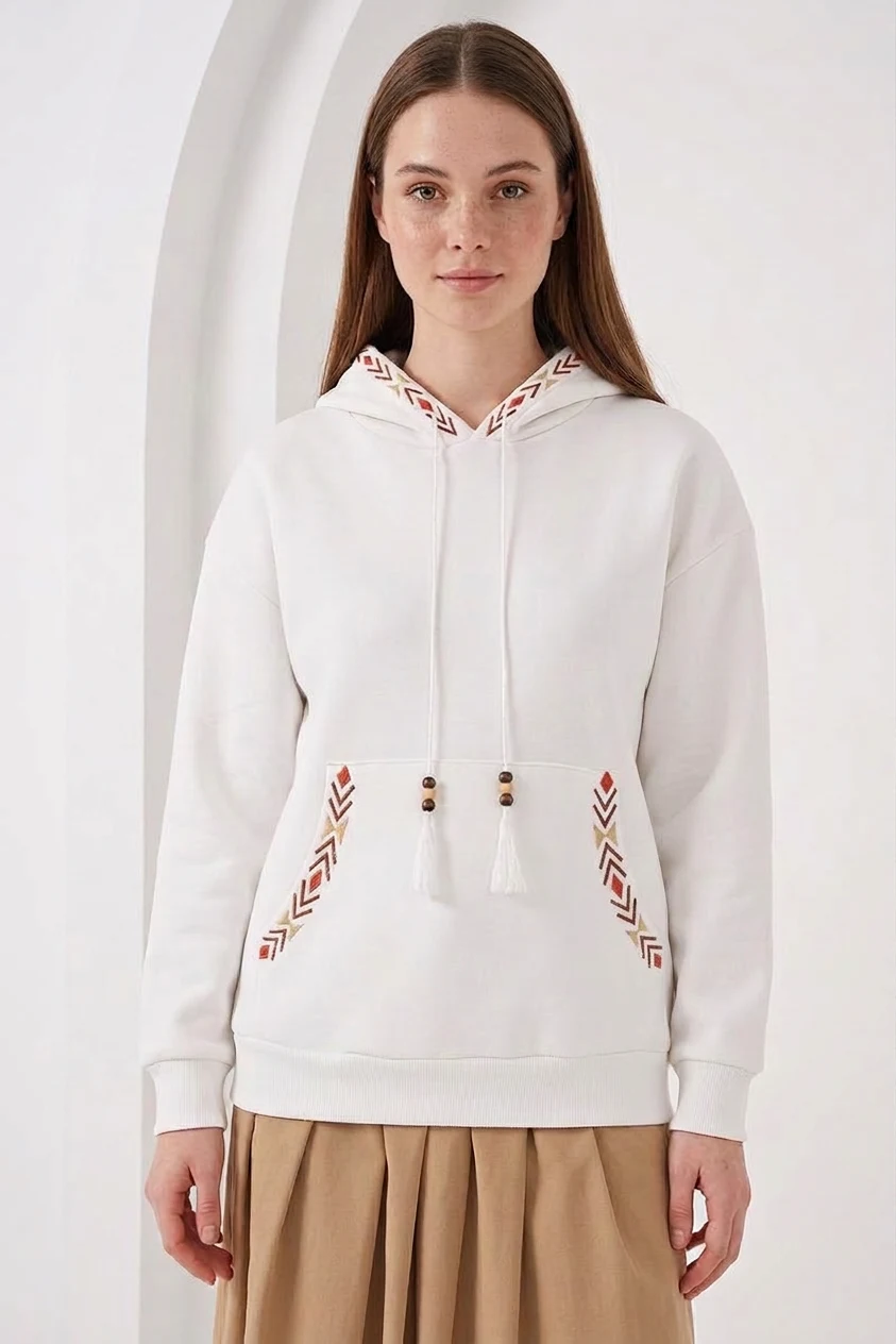 Kadın Kapüşonlu Oversize Nakışlı Beyaz Sweatshirt