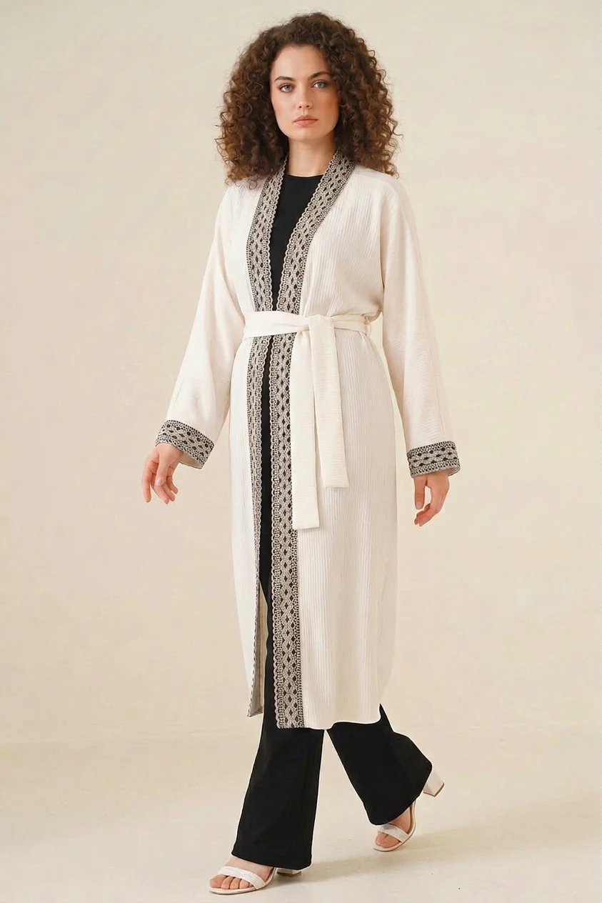 Kadın Hakim Yaka Kuşaklı Nakışlı Kol Detayı Beyaz Kimono