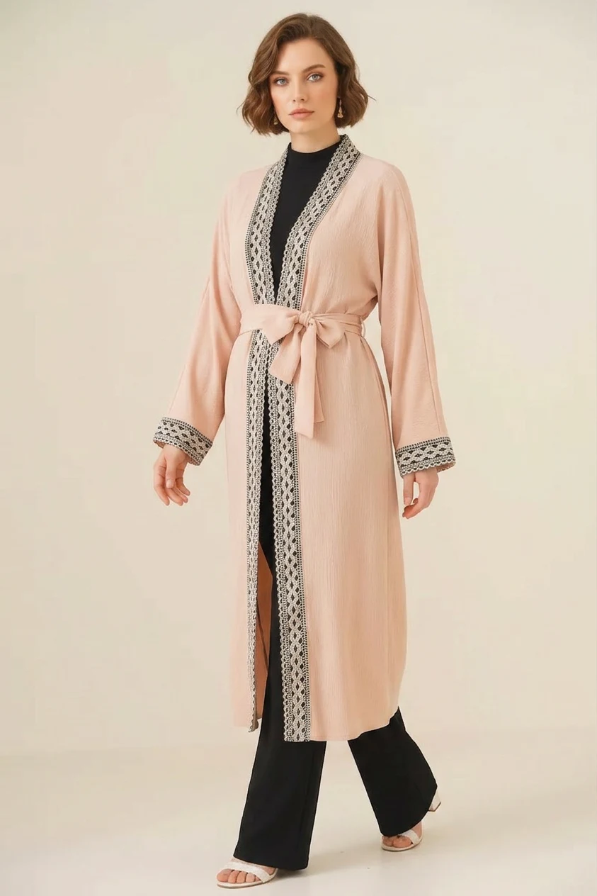 Kadın Hakim Yaka Kuşaklı Uzun Kol Nakışlı Bisküvi Kimono