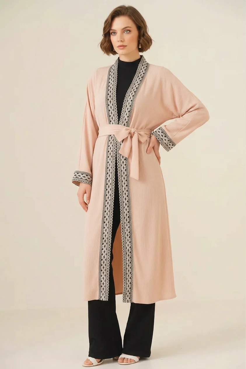Kadın Hakim Yaka Kuşaklı Uzun Kol Nakışlı Bisküvi Kimono